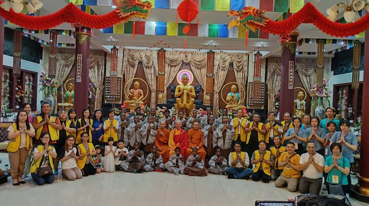 Day 1 – Amitofo Care Centre Indonesia bersama Puluhan Anak Afrika Lakukan Kebaktian di Vihara Arama Maha Buddha