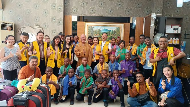 
					Day 1 – Permabudhi Sulsel sambut kedatangan Yayasan Amitofo Care Centre Indonesia Bersama Anak Afrika di Makassar