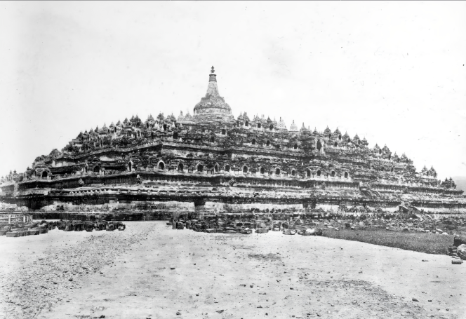 
					Gezicht op de Borobudur by KITLV 500477 Picture Take Between the 19th and 20th Century