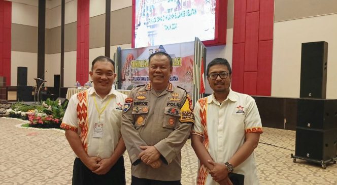 
					Pengurus Persatuan Umat Buddha Indonesia (Permabudhi) Sulawesi Selatan bersama Dir Binmas Polda Sulsel.