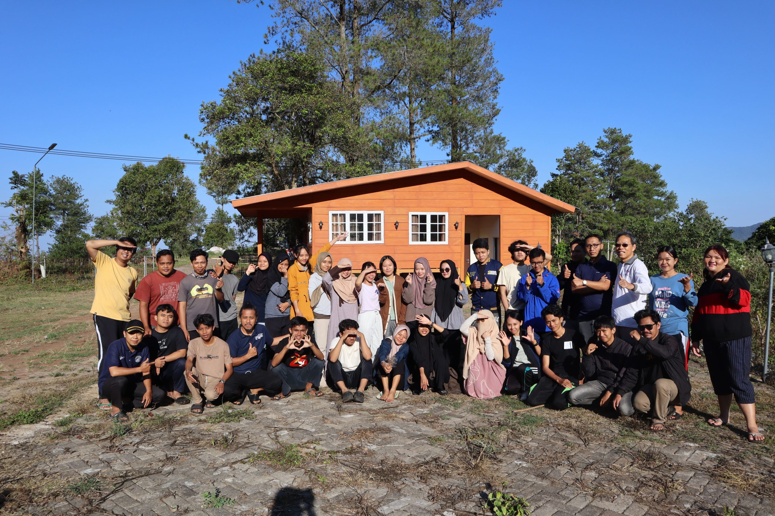 Foto bersama seusai melakukan Giat Penanam Pohon.