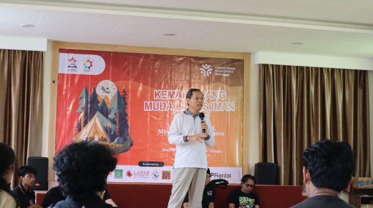 Dr. Ir. Yonggris., MM, Ketua Permabudhi Sulsel hadir berbagi perspektif pada sharing session bersama peserta KOMLI Batch 2 (27/10/24).