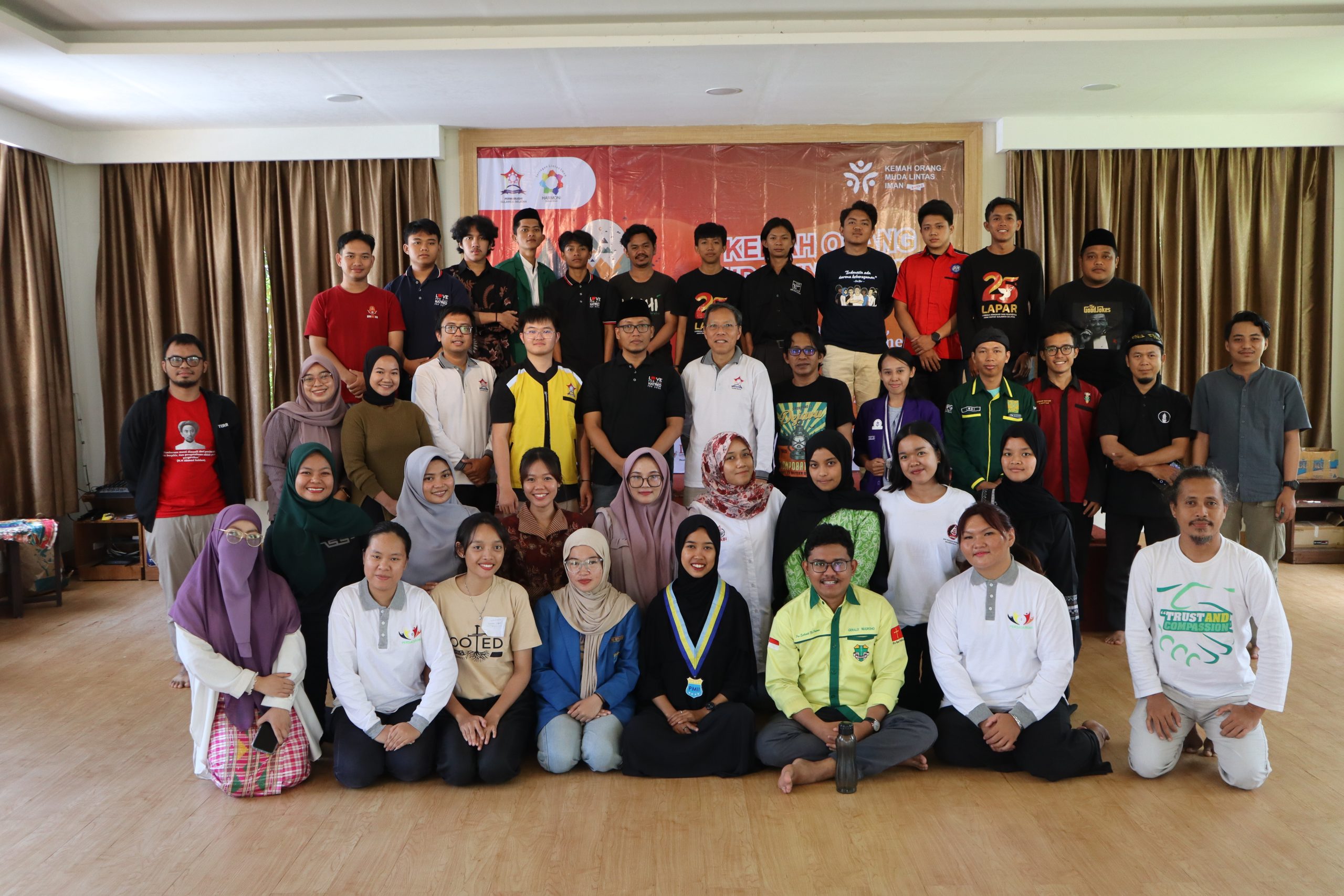 Foto Bersama Panitia, Peserta dan Narasumber.