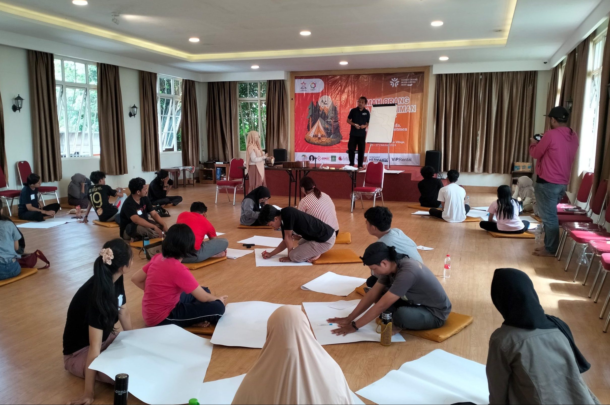 Penguatan kapasitas bersama Fasilitator. Sesi Sungai Kehidupan : Menggali Sejarah dalam Hidup Individu terkait pengalaman apa saja yang telah dilakui baik positif maupun negatif