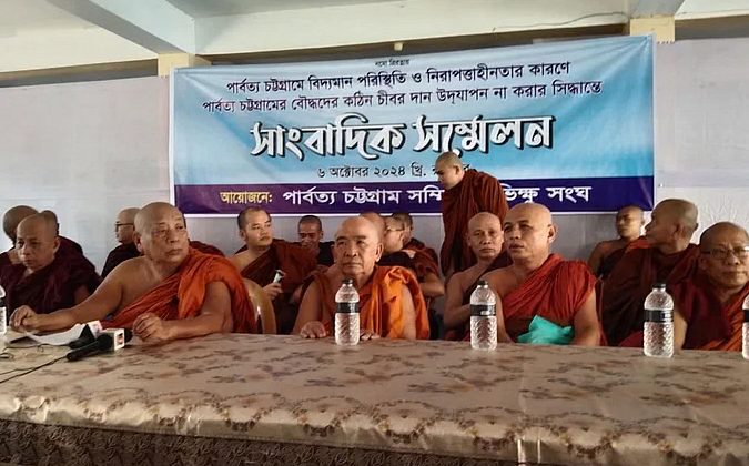 Ketua Sangha Bhikkhu Parbatya, Y.M. Shraddhalankar Mahathera berbicara pada konferensi media. Foto: prothomalo.com