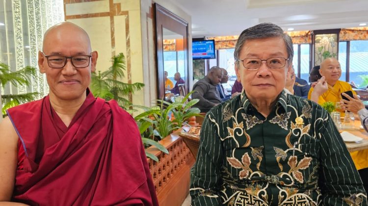 Ketua Umum Permabudhi Prof. Philip K. Widjaya bersama Rinpoche Shartse Khensur Jangchup CHOEDEN, Sekretaris Jenderal IBC (International Buddhist Confederation), New Delhi (5/11/24).
