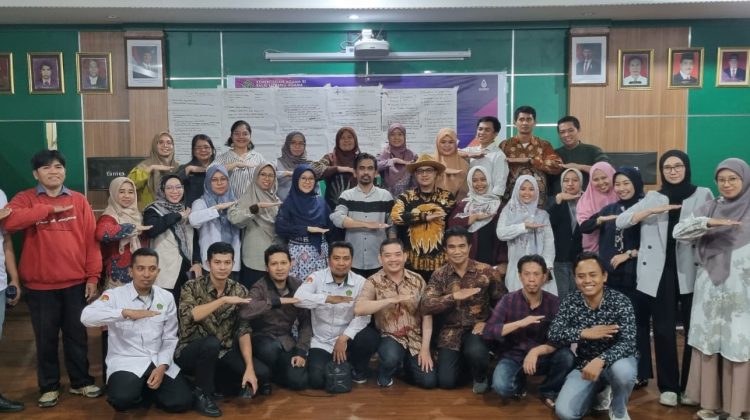 Foto bersama peserta dengan Kepala Balai Litbang Agama Makassar, Dr. Saprillah, M.Si
