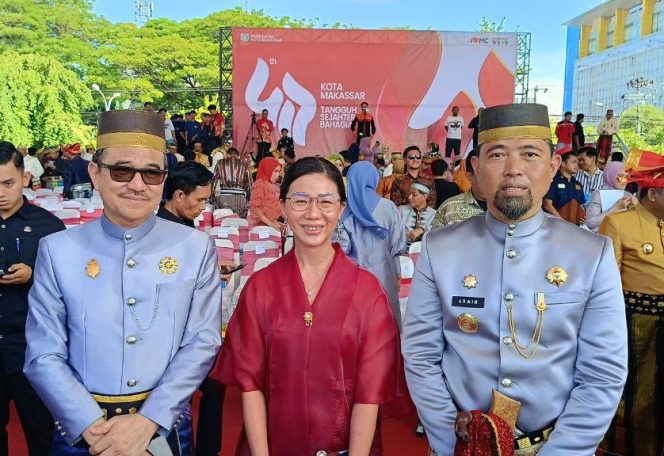 
					Ketua Permabudhi Makassar Suzanna, S.E bersama Sekretaris Daerah Provinsi Sulawesi Selatan Drs. H. Jufri Rahman, M.Si. dan Andi Arwin Azis, S.STP., M.M Pjs Wali Kota Makassar