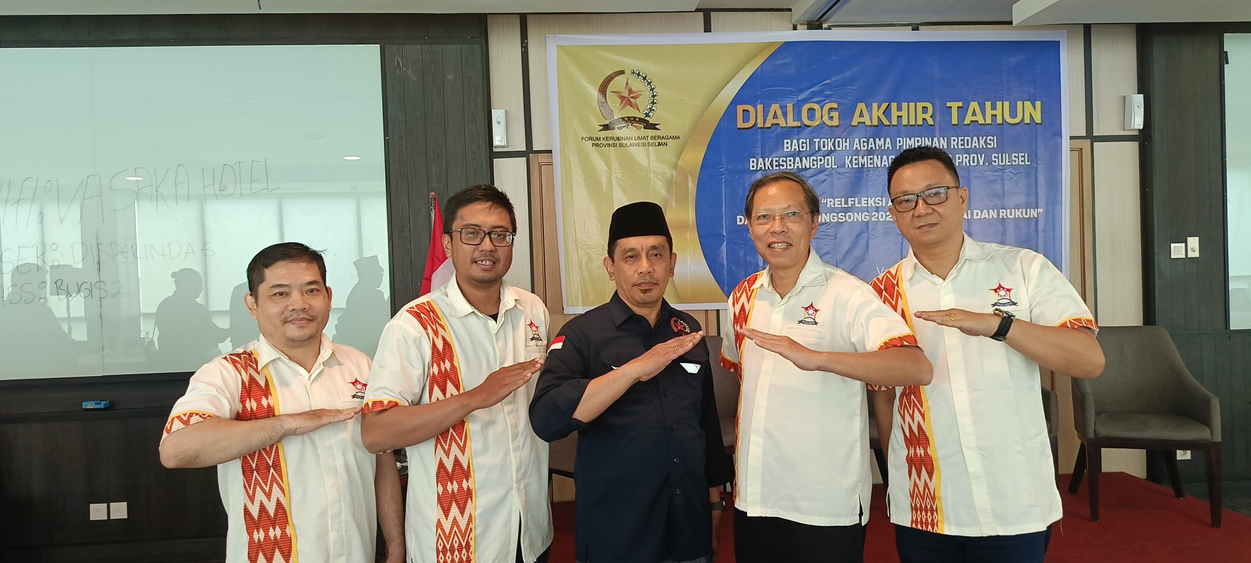 Pengurus Permabudhi Sulsel bersama Ketua FKUB Sulsel, Prof. Muammar Bakry.