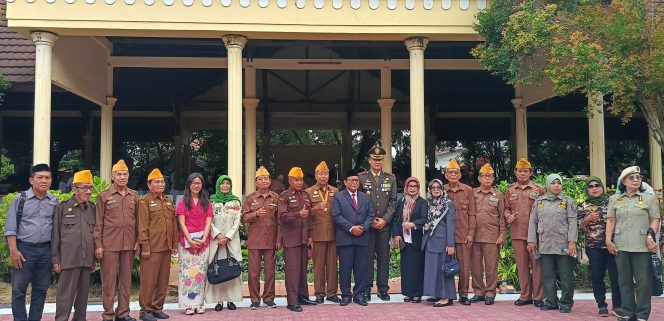 
					Ketua Permabudhi Makassar, Suzanna., S.E bersama jajaran Forkopimda Makassar dan Para Veteran di Monumen Korban 40.000 Jiwa.
