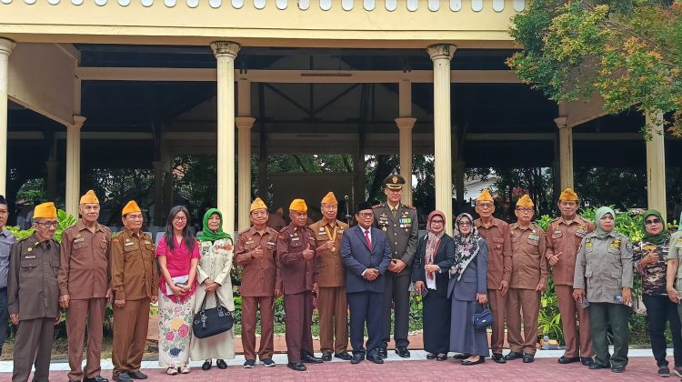 Ketua Permabudhi Makassar, Suzanna., S.E bersama jajaran Forkopimda Makassar dan Para Veteran di Monumen Korban 40.000 Jiwa.