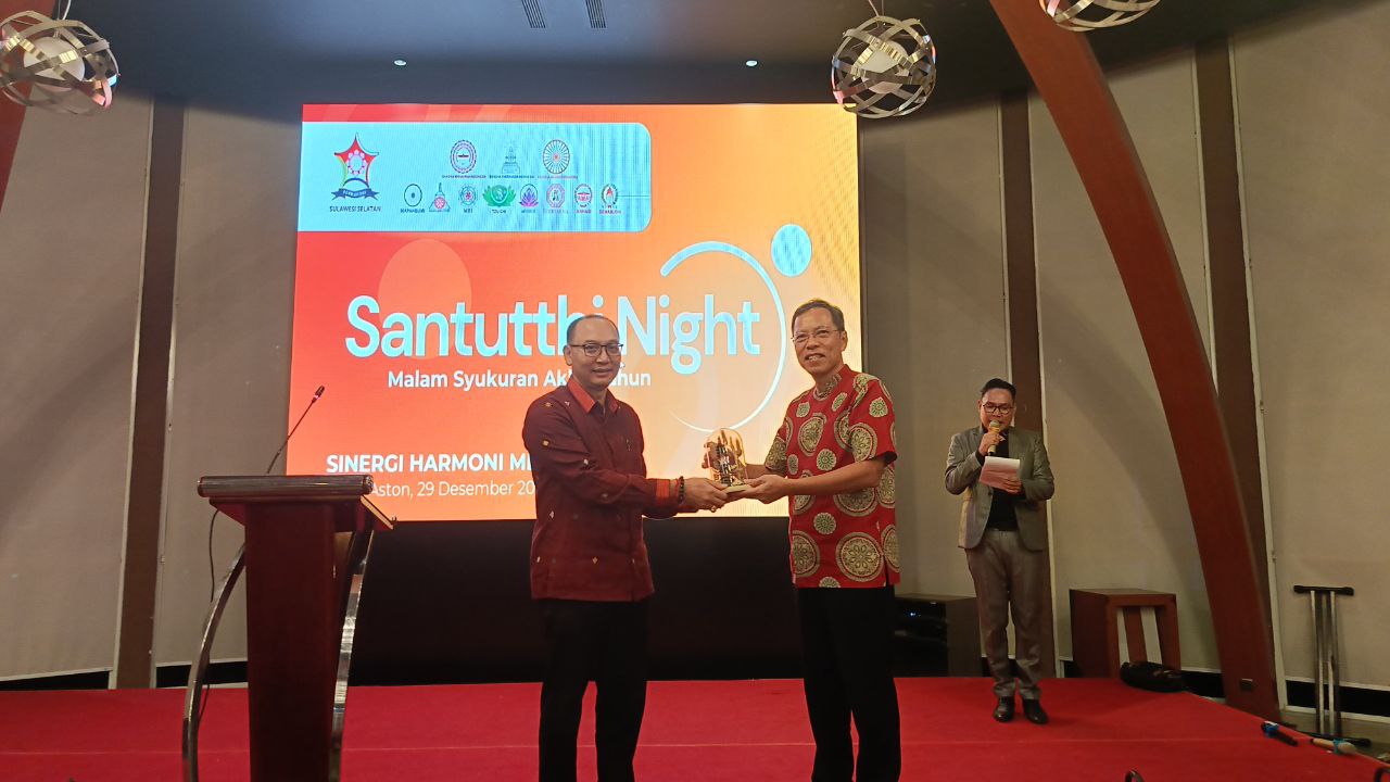 Penyerah Cenderama Kepada Bapak Pembimas Buddha Sulsel