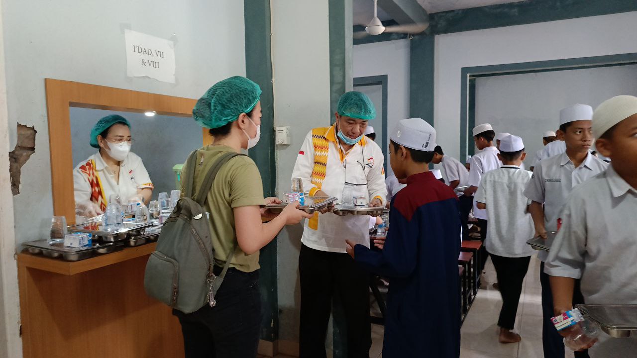 Pengurus Permabudhi Sulsel dalam giat makan sehat vegetarian gratis