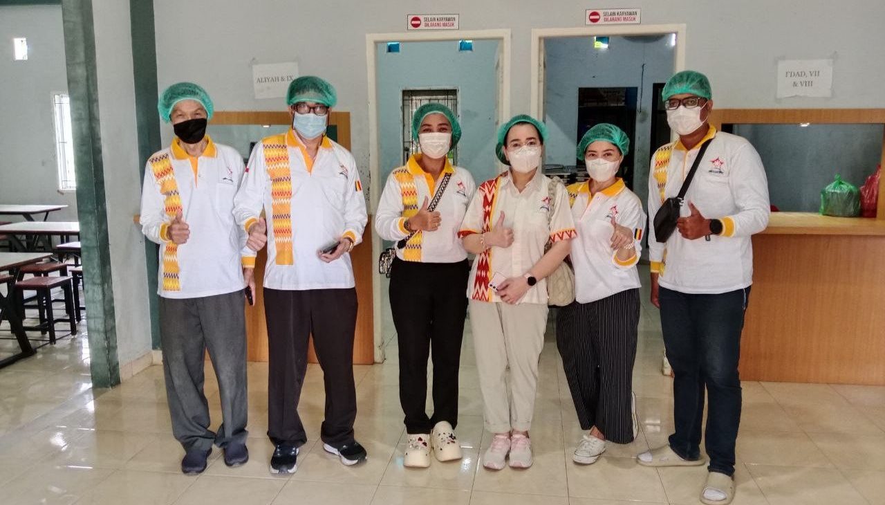 Pengurus Permabudhi Sulsel dalam giat makan sehat vegetarian gratis