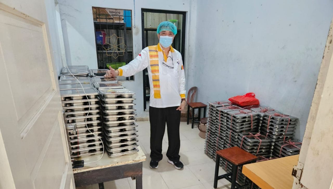 Ratusan makanan vegetarian disajikan oleh pengurus Permabudhi Sulsel
