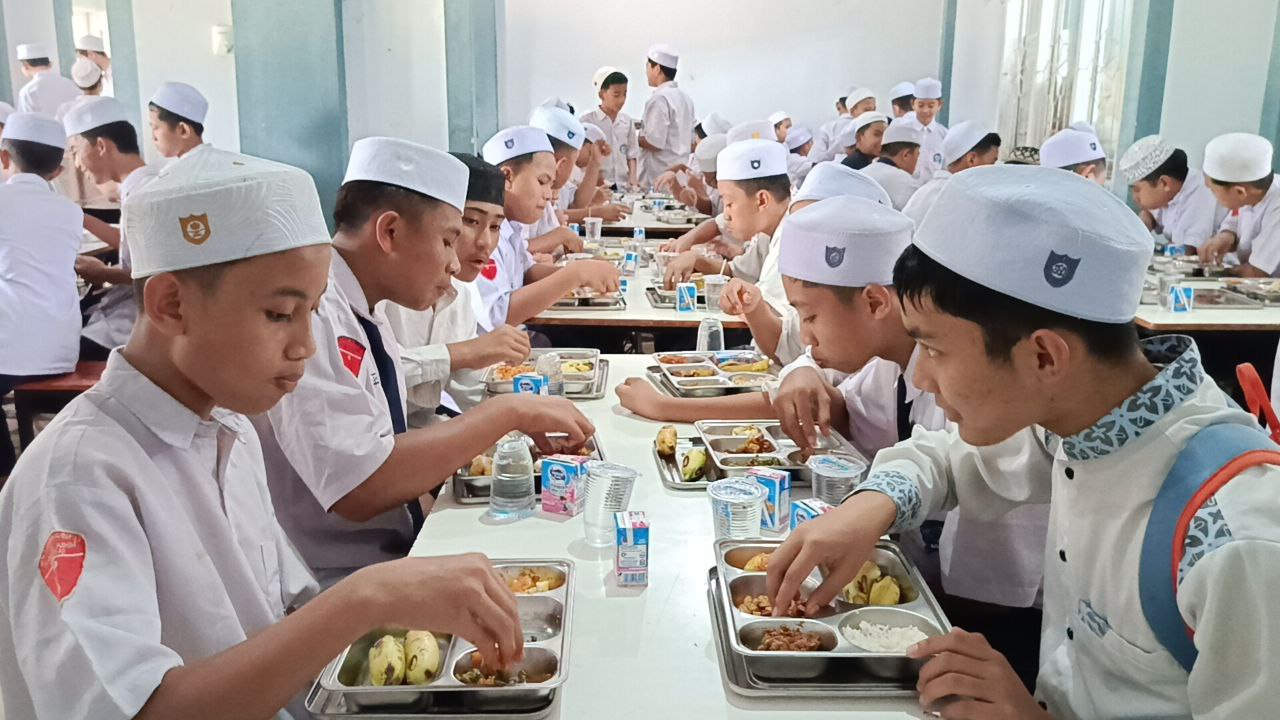 Santri Ponpes Al-Imam Ashim Makassar menikmati sajian makanan vegetarian