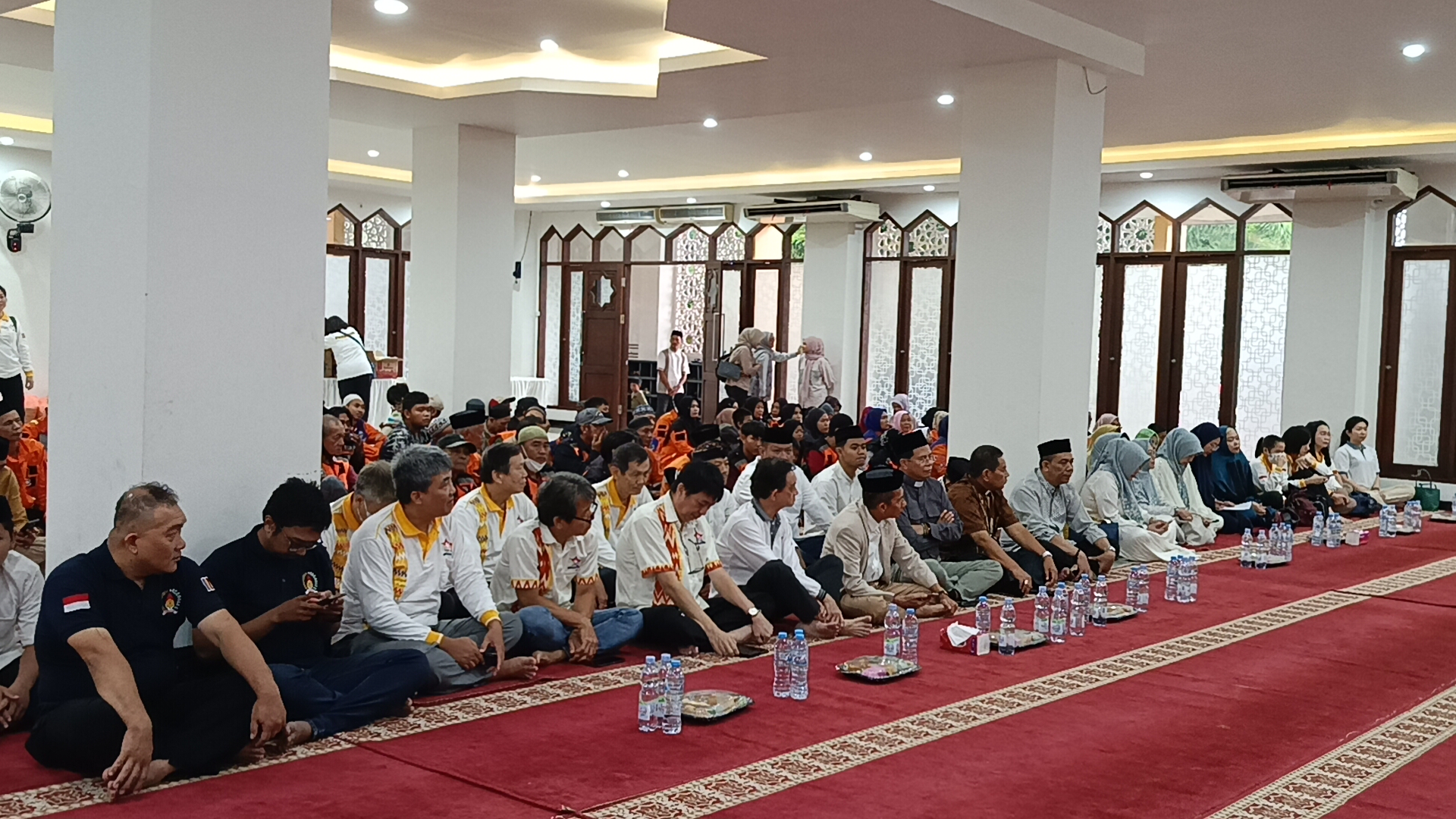 Tokoh agama dari berbagai majelis agama turut hadir dalam kegiatan ini, Uskup Agung Makassar satu diantarnya.