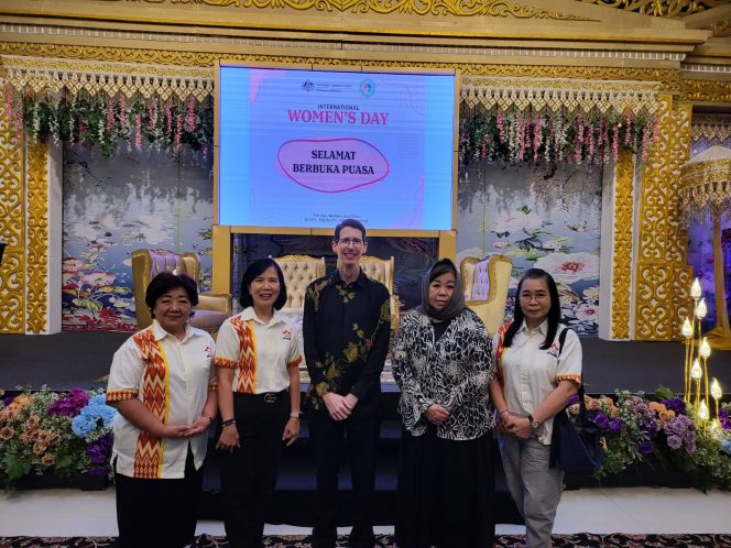 
					Perwadhi Sulsel bersama Konsul Jenderal Australia di Makassar, Tood Dias.
