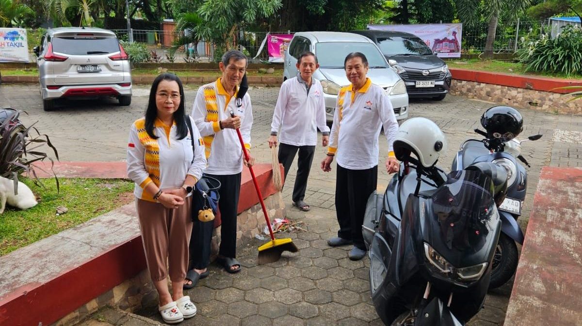 Giat Bersih-bersih di halaman Masjid Cheng Hoo Makassar