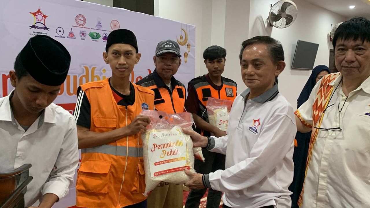 Penyerahan beras kepada ratusan petugas kebersihan kecamatan tamalate Kota Makassar