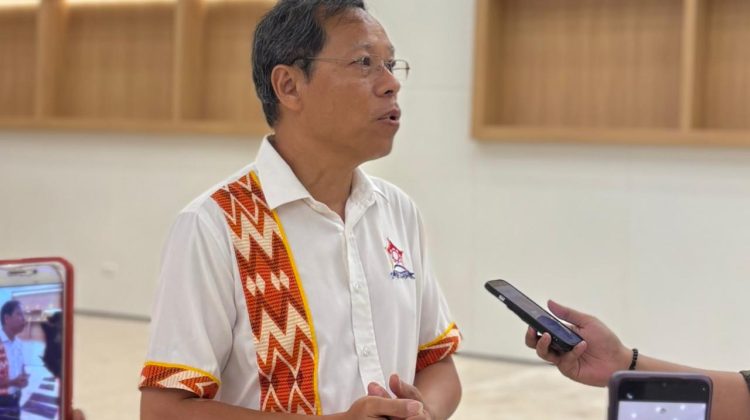 Ketua Permabudhi Sulsel, Dr. Ir. Yonggris., M.M saat bertemu rekan-rekan media di Vihara Sasanadipa, Makassar. (11/05/25)