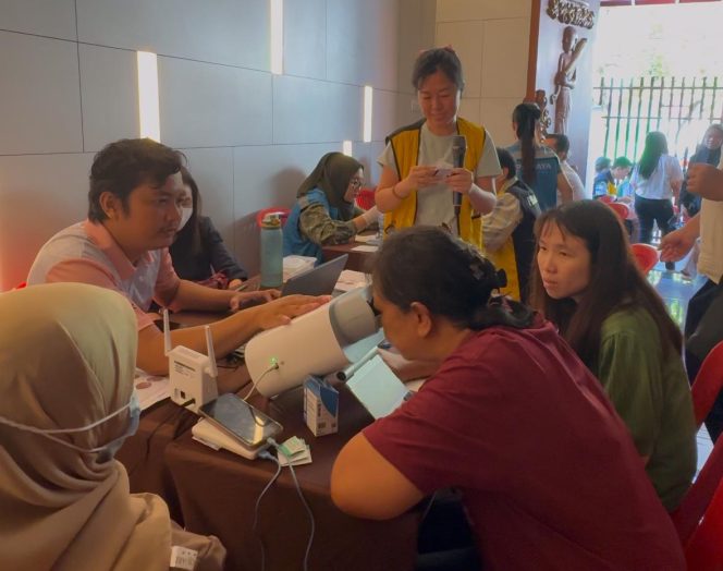 
					Proses pemeriksaan dan konsultasi mata oleh tim Primaya Hospital Hertasning pada giat baksos dalam rangka bulan bakti permabudhi di Vihara Sasanadipa, (11/05/25).