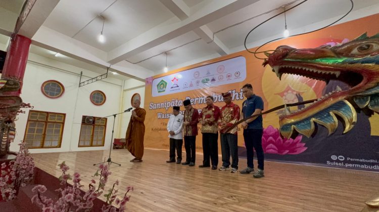 Samanera Dhammalankaro memulai ramah tamah "Sannipatta Permabudhi" dengan memanjatkan doa untuk keselamatan bangsa diikuti tokoh lintas agama. (12/5/25)
