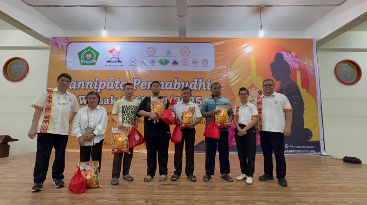 Penyerah paket bingkisan "Berkah Waisak" oleh pengurus Permabudhi Sulsel kepada penerima manfaat di Vihara Ibu Agung Bahari, (12/05/25).