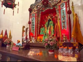 Altar Dewa Kwan Kong di Klenteng Kwan Kong, Makassar (Doc. Pribadi).