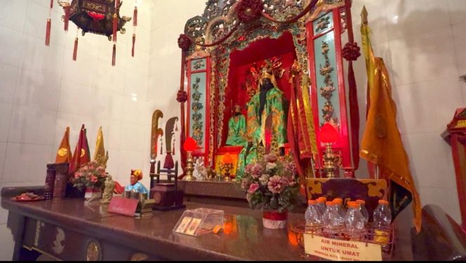 
					Altar Dewa Kwan Kong di Klenteng Kwan Kong, Makassar (Doc. Pribadi).