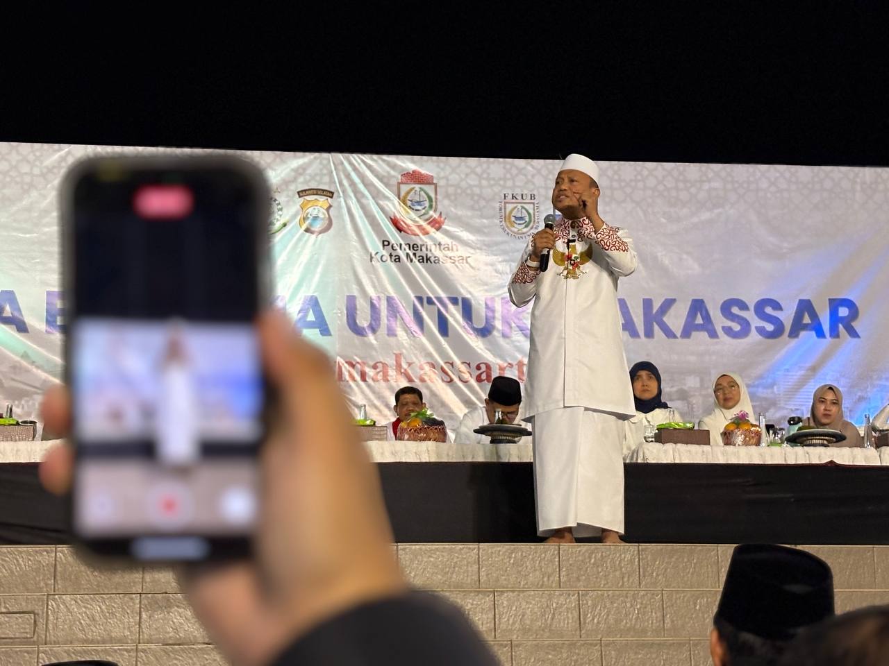 Ustad Das'ad latif menyampaikan tausyiah kebangsaan