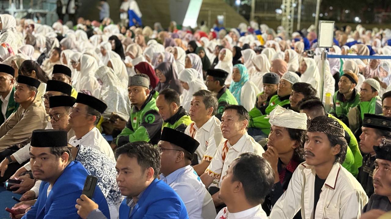 Ribuan Masyarakat Kota Makassar hadir memanjatkan doa terbaiknya