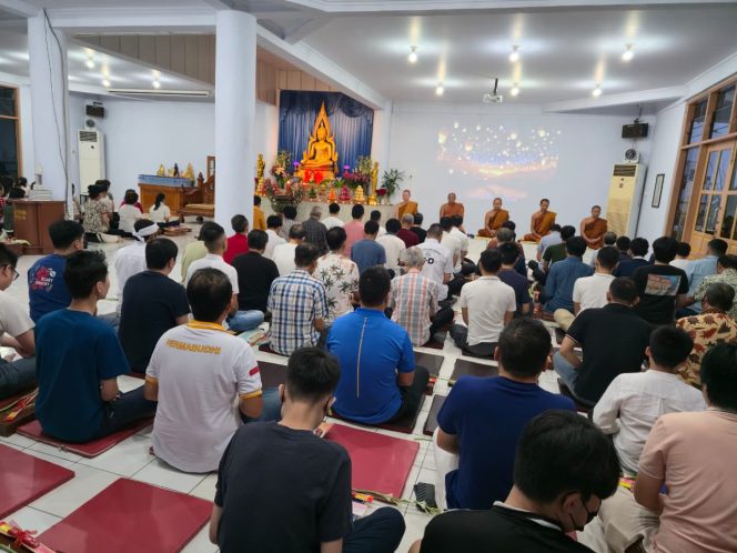 Vihara Jinarajasasana Makassar Gelar Saṅghadāna Kathina: Wujud Kebersamaan dan Kebajikan di Bulan Penuh Berkah