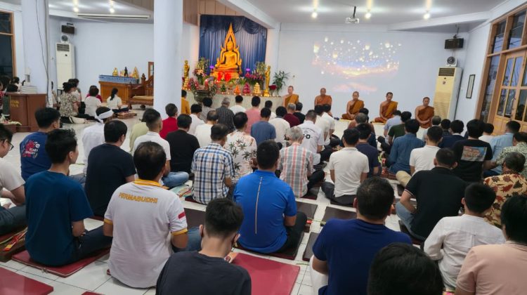 Vihara Jinarajasasana Makassar Gelar Saṅghadāna Kathina: Wujud Kebersamaan dan Kebajikan di Bulan Penuh Berkah