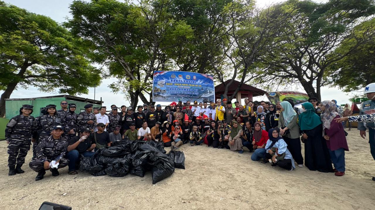 Aksi bersih-bersih pantis lintas elemen