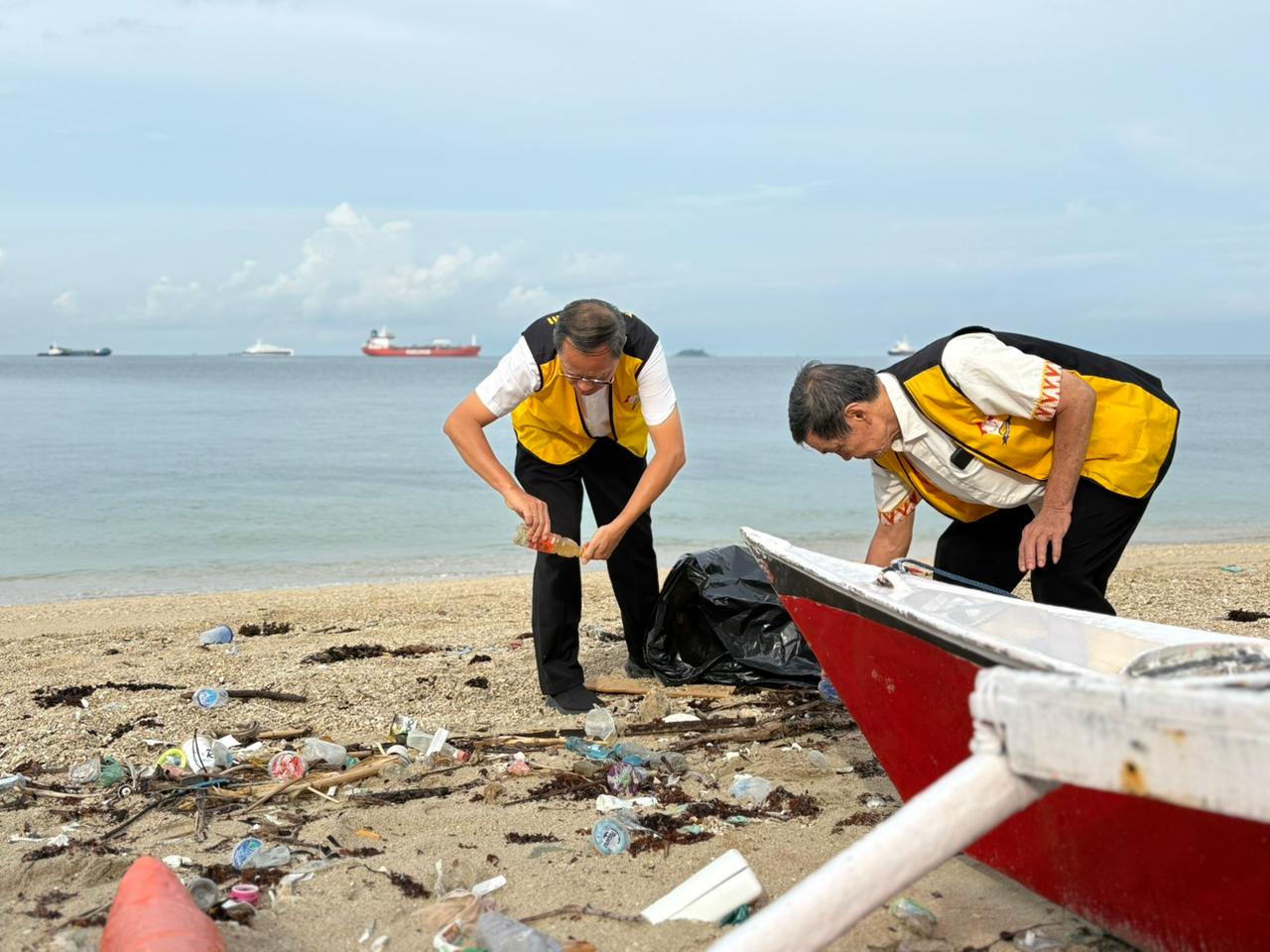 Aksi Bersih-bersih pantai