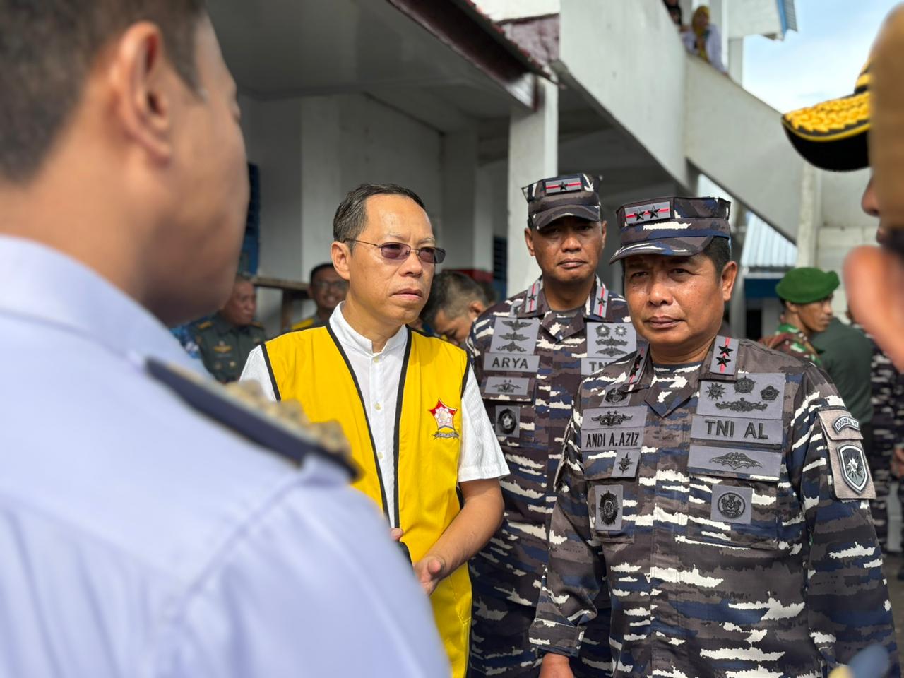 Ketua Permabudhi Sulsel bersama Komandan Kodaeral VI, Lakmana Muda Andi Aziz