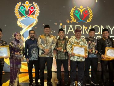 Foto bersama jajaran Kanwil Kemenag Sulsel, FKUB Sulsel dan FKUB Makassar seusai menerima pengahrgaan Harmony Award 2o25.