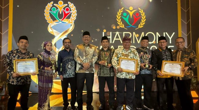Foto bersama jajaran Kanwil Kemenag Sulsel, FKUB Sulsel dan FKUB Makassar seusai menerima pengahrgaan Harmony Award 2o25.