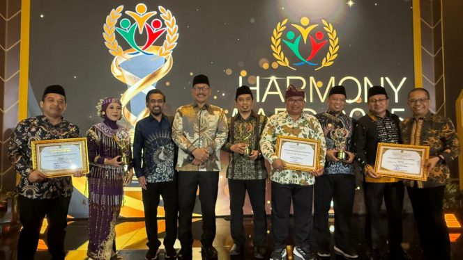
					Foto bersama jajaran Kanwil Kemenag Sulsel, FKUB Sulsel dan FKUB Makassar seusai menerima pengahrgaan Harmony Award 2o25.
