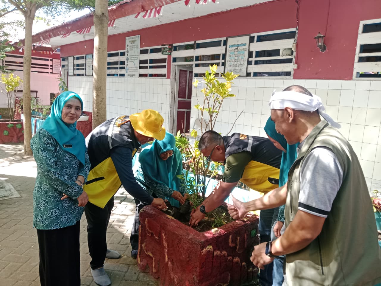 Bersama Ibu-Ibu PKK Kelurahan Kodingareng melakukan penanaman pohon di sekolah