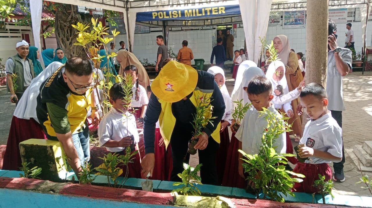 Mengajarkan siswa-siswi tentang pentingnya pohon bagi kehidupan