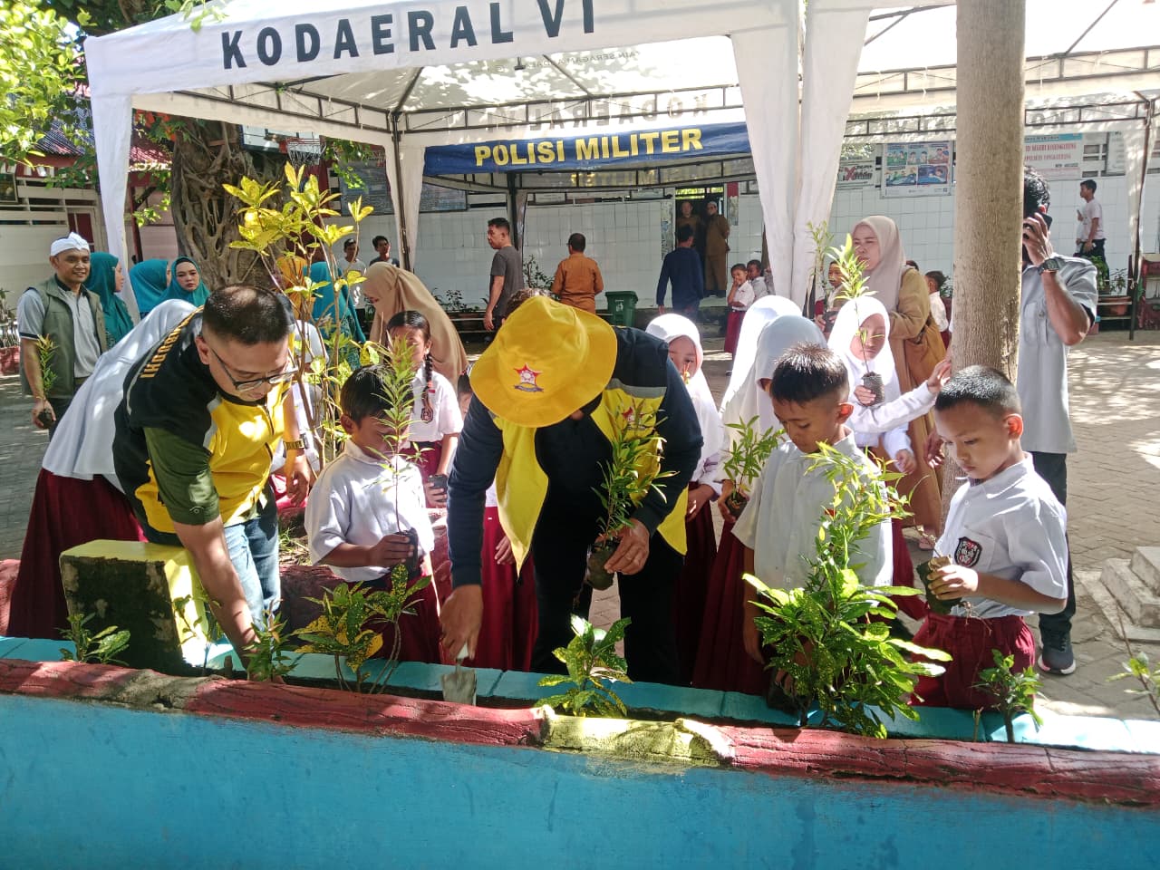 Mengajarkan siswa-siswi tentang pentingnya pohon bagi kehidupan