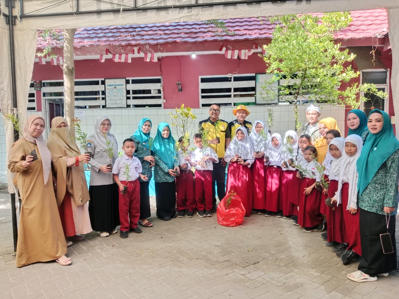 Penyerahan bibit pohon kepada pihak sekolah