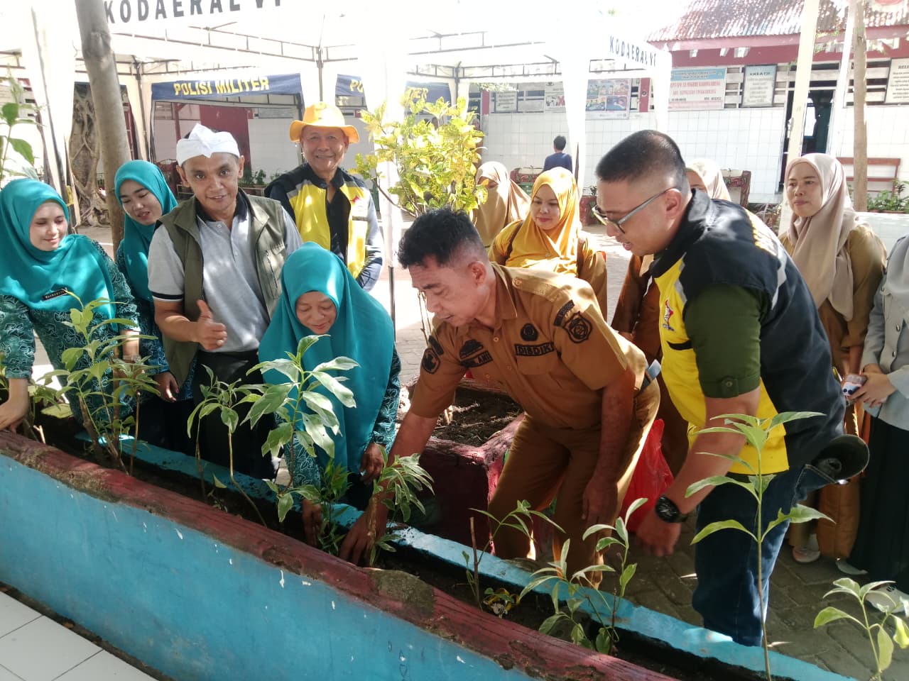 Menghias sekolah dengan bibit pucuk merah, dihadiri oleh Pembimas Buddha Sulsel, Bapak Sumarjo, S.Ag., M.M