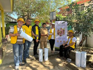 Permabudhi Makassar Bersama Bapak Lurah Kodingareng Sachrir, SE,.MM pada gerakan Bio berkah 