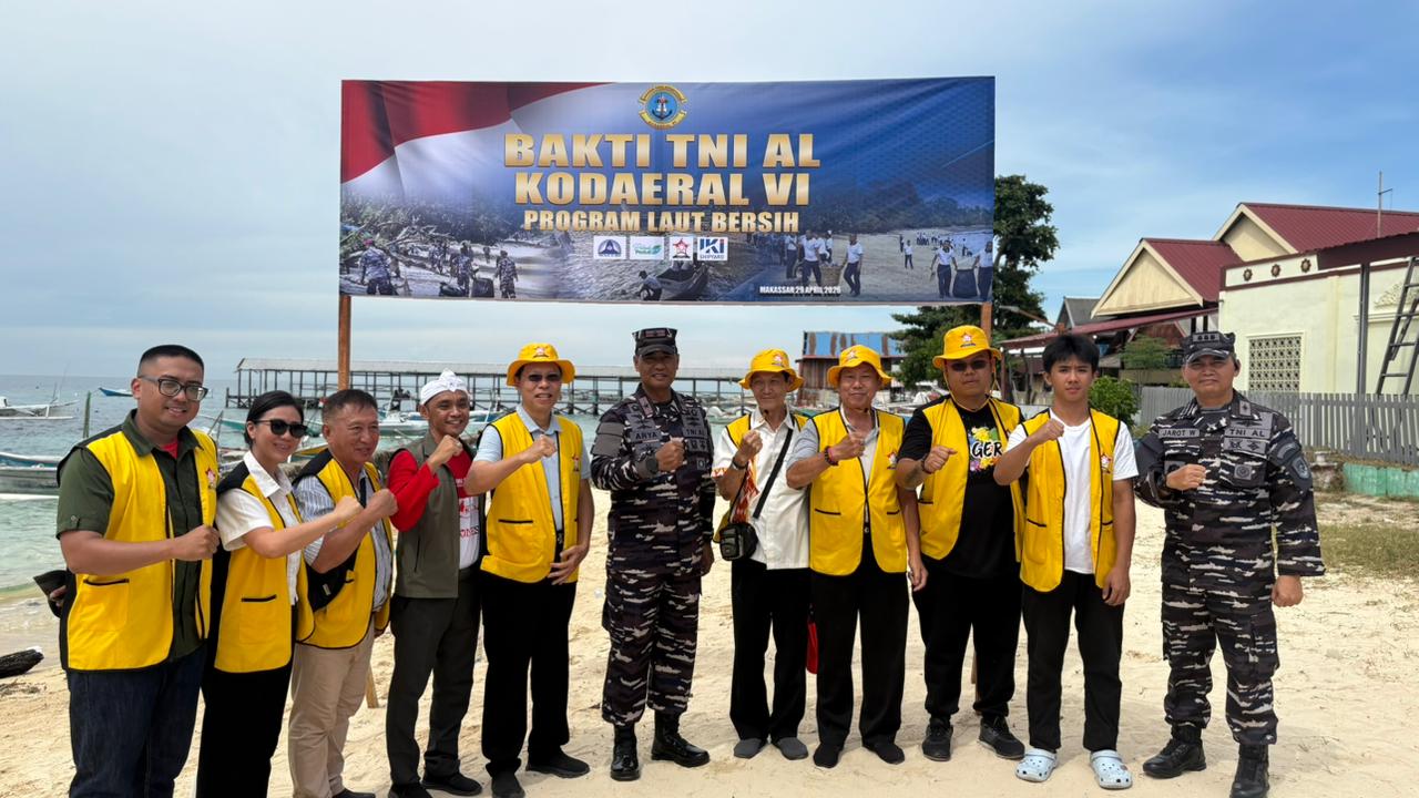 Foto bersama pengurus dan anggota Permabudhi Sulsel bersama Wakil Komandan Kodaeral VI, selepas giat bersih-bersih pantai di Pulau Kodingareng.