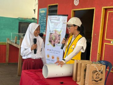 Ketua Permabudhi Makassar, Suzanna, S.E., M.M bersama Siswi SDN Kodingareng.