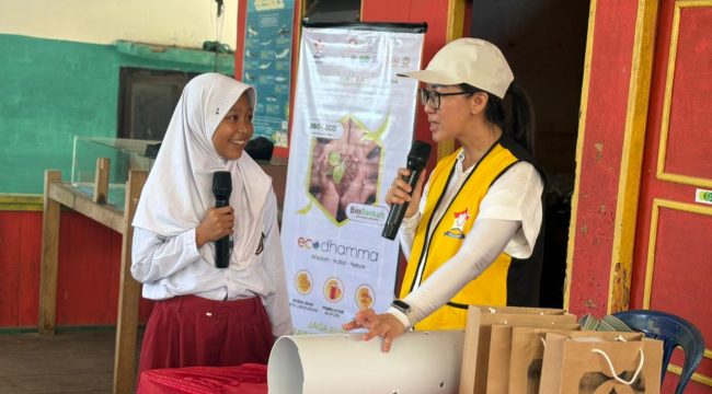 Ketua Permabudhi Makassar, Suzanna, S.E., M.M bersama Siswi SDN Kodingareng.