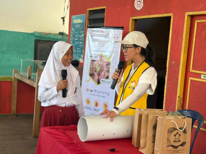 
					Ketua Permabudhi Makassar, Suzanna, S.E., M.M bersama Siswi SDN Kodingareng.